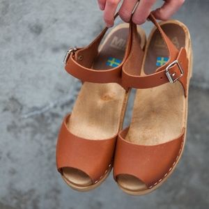 Mia Anja Clogs in Luggage Brown size 6